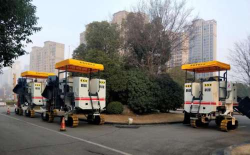 作為公路施工中的重要路面機械，混凝土路緣石滑模攤鋪機必須跟上時代步伐