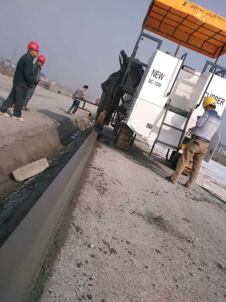 新路緣NC1300混凝土路緣石滑模機強大的背后不但是產(chǎn)品技術，還有完善的售后服務