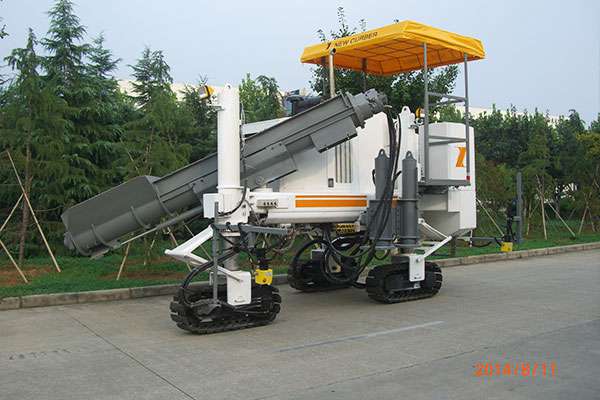 為了不影響路緣石滑模機的正常使用，要定期保養(yǎng)和維護路緣石滑模機