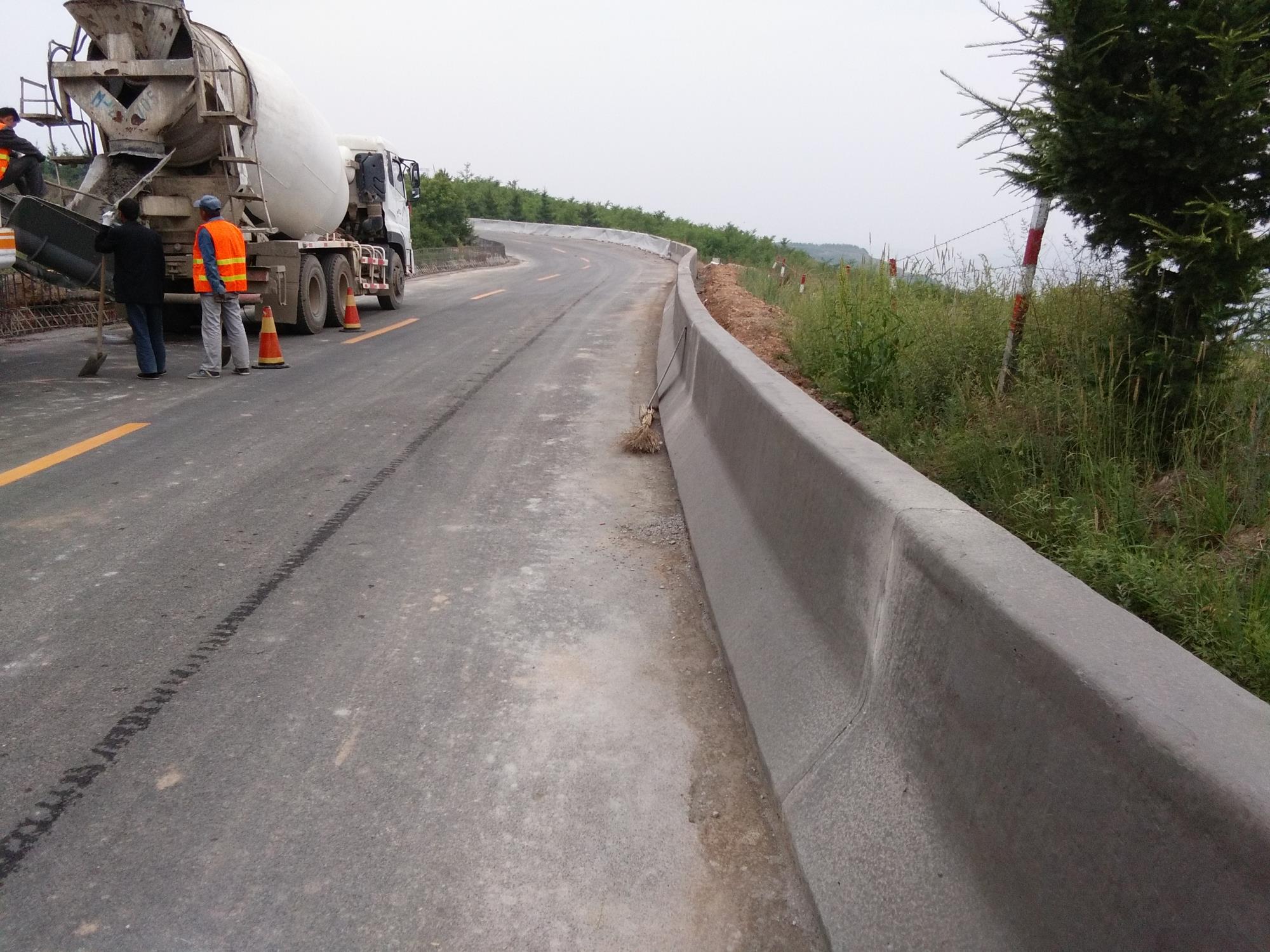 路緣石滑模機使用方便，混凝土滑模效率高，易于維修